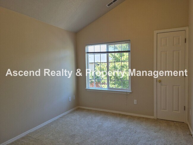 Building Photo - Beaverton Convenience with Central AC & Attached Garage  Minutes to MAX, Costco, Nike & Parks 1 o...