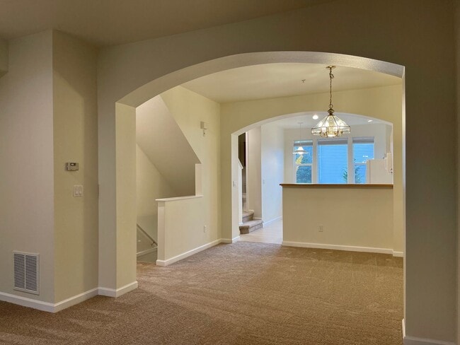 Building Photo - Bellevue Townhome! 2 Bedroom 2.5 Bathroom! *Utilities Included*