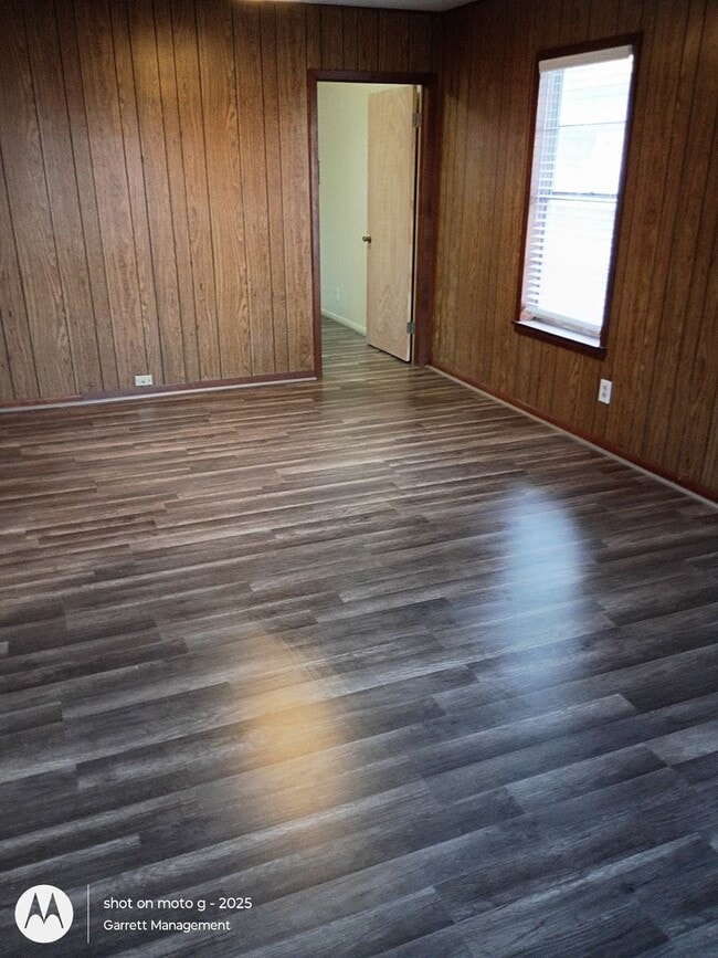 Building Photo - 3/1 Newly updated home