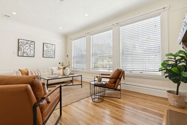 Building Photo - EPIC REA - Great Renovated ( all appliance...