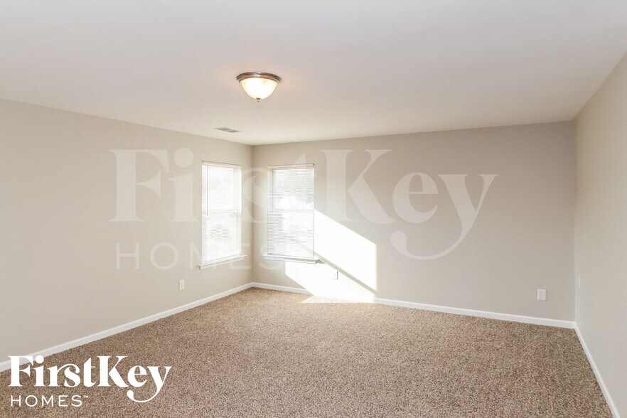 Building Photo - 6659 Woodford Ln