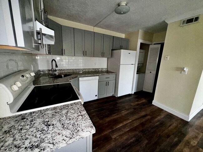 Building Photo - 1 Bedroom 2nd Floor Condo in East Orlando with Laminate Flooring and Scenic Balcony View!