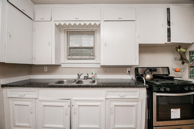 Building Photo - 5221 Darling St