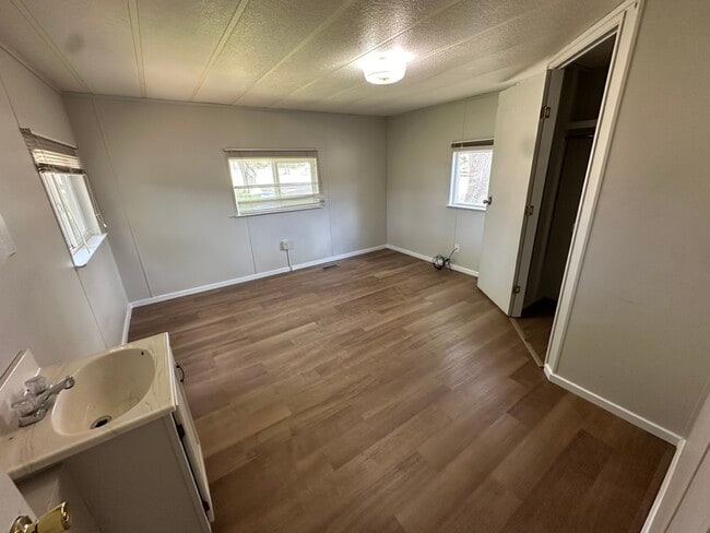 Building Photo - 566 SW Paiute St