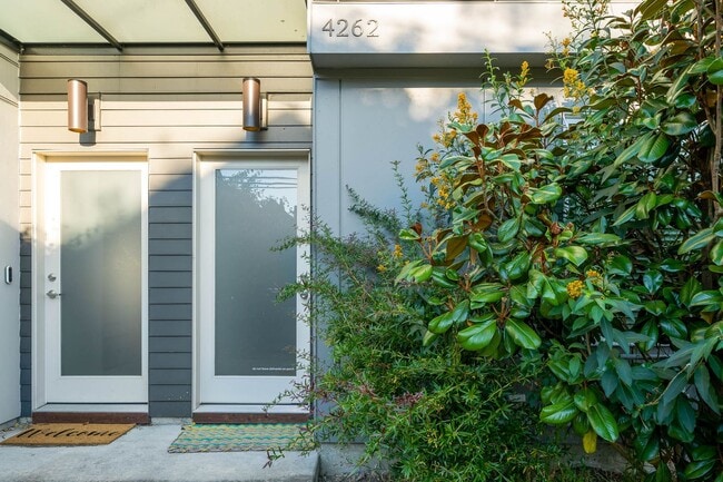 Building Photo - 3bd/1.75ba Seattle Townhome