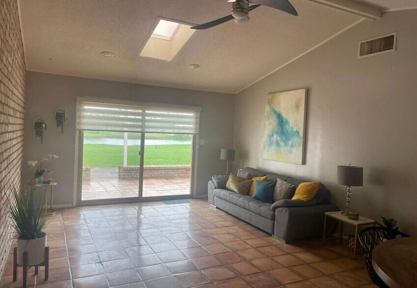 Building Photo - 712 Continental Dr