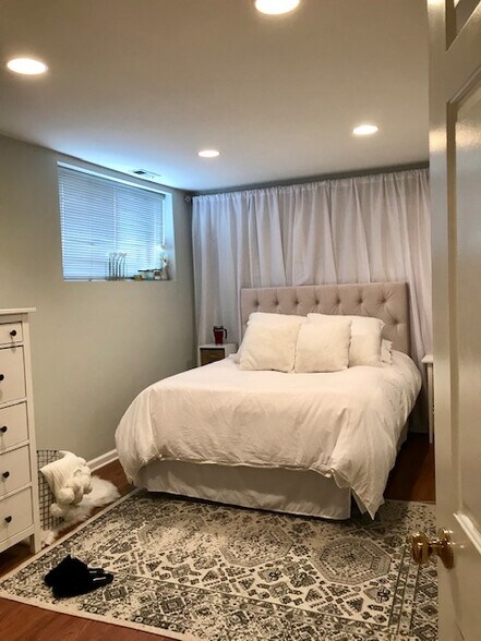 Building Photo - 3216 N Racine Ave