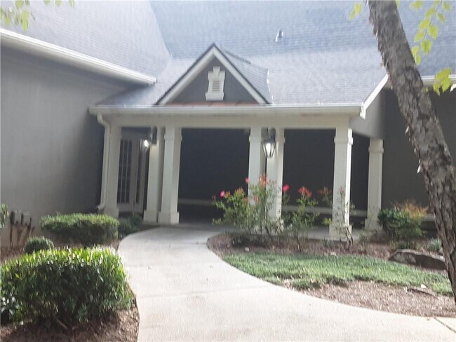 Building Photo - 6900 Roswell Rd