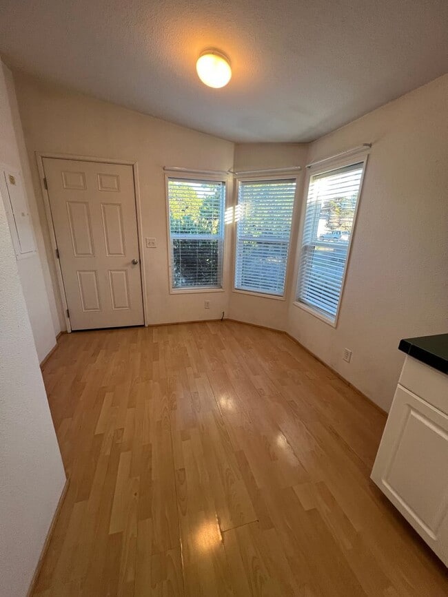 Building Photo - Beautiful 3 bedroom 2 bath home with a large carport in Bandon, OR.