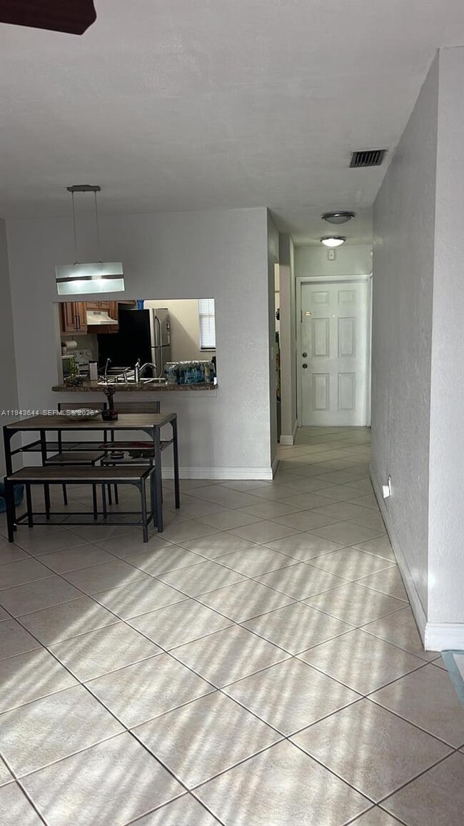 Building Photo - 940 NW 104th Ave