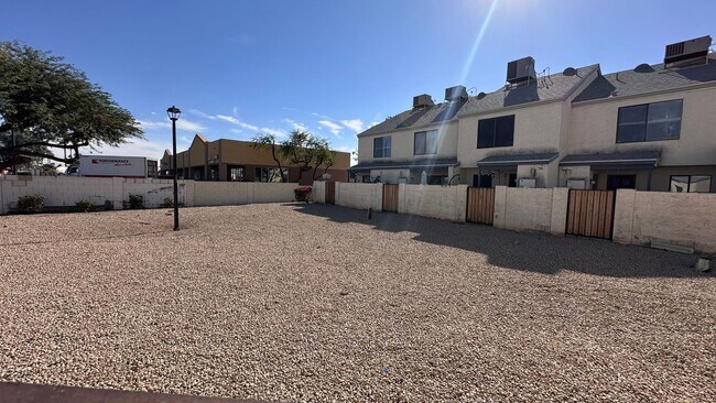 Building Photo - 2 bedroom townhome