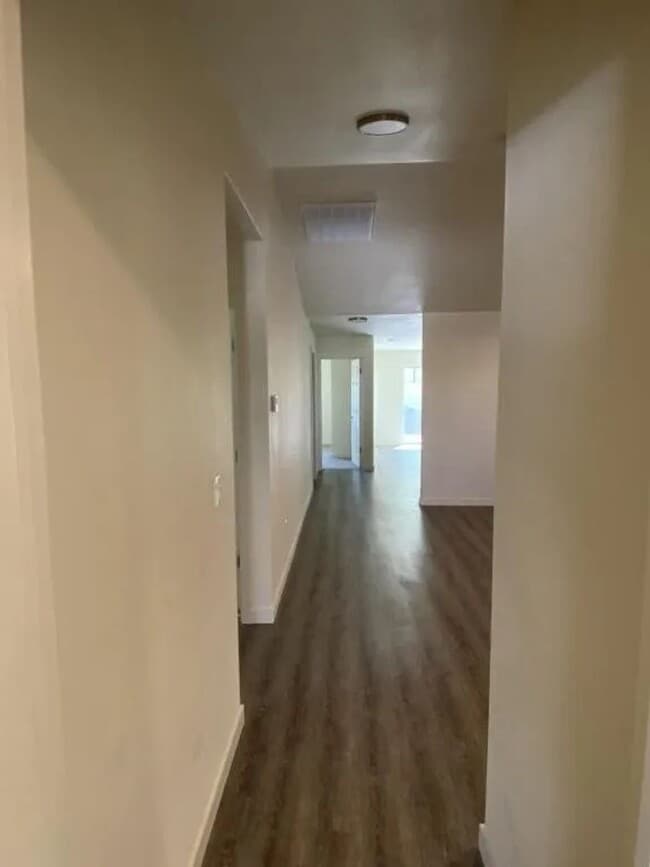 Building Photo - BarB01