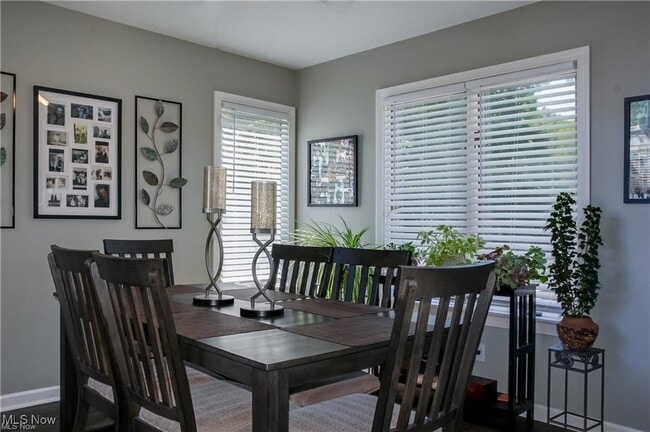 Building Photo - 822 Shadowood Ln SE