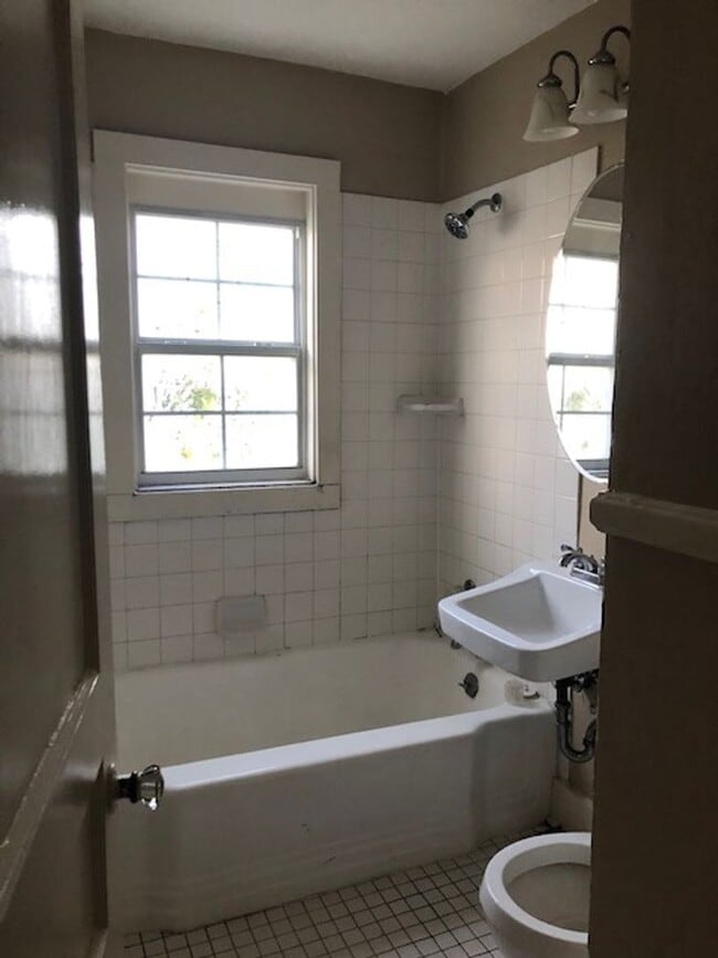 Building Photo - Great location in Garden District seconds from Downtown and LSU.