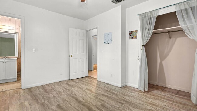Building Photo - Renovated 3-Bed Furnished Home with Large ...