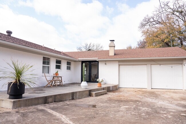 Building Photo - 637 N Bowen Rd