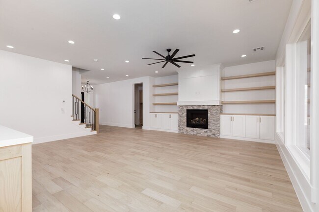 Building Photo - Stunning 5 bed 4 bath with RV Garage