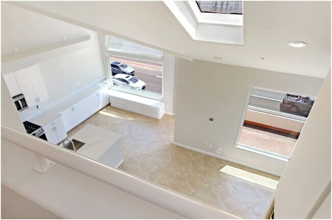 Building Photo - Oceanfront Penthouse in Huntington Beach!!