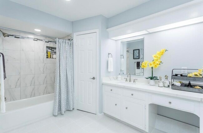 Building Photo - 15614 Pebble Bend Dr