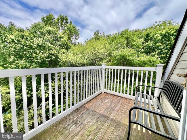 Building Photo - 927 Hillside Lake Terrace