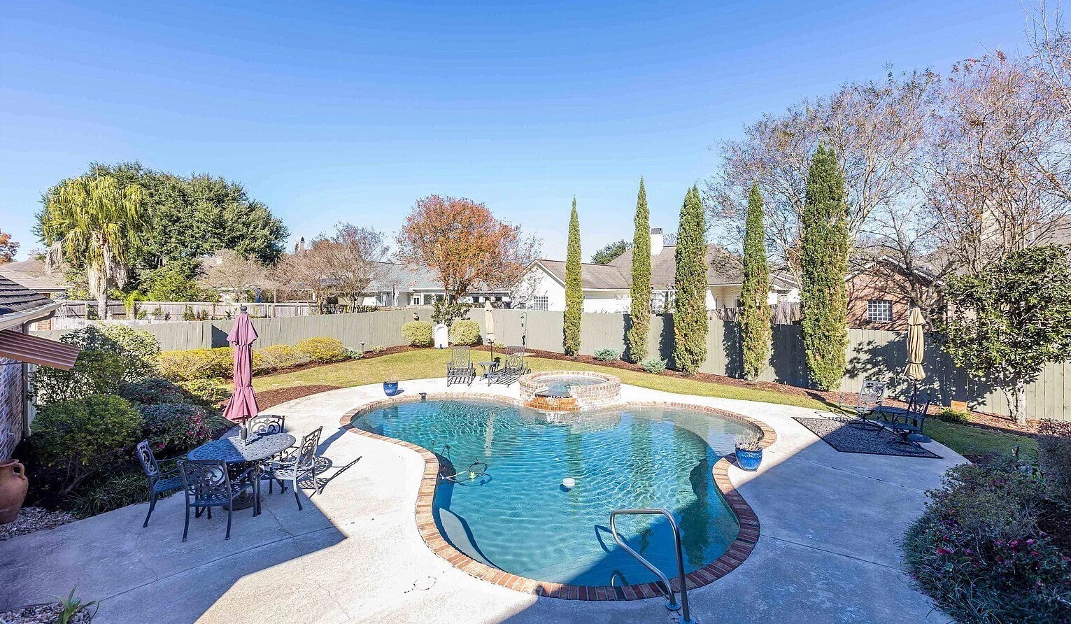 Fenced backyard with pool - 10557 Sweetbrook Ave