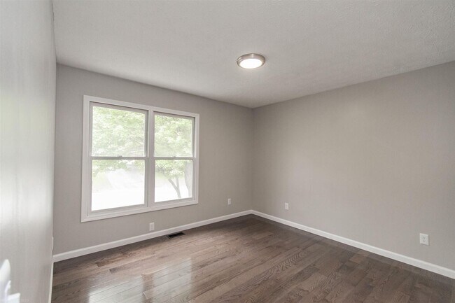 Building Photo - 6 bed/3 1/2 bath.  Pet Friendly