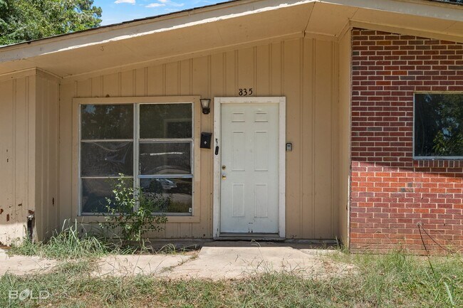 Building Photo - 835 Pine Tree Dr