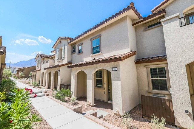 Building Photo - MUST SEE Summerlin Townhome