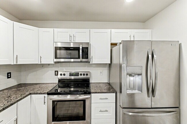 Building Photo - Newer 3-bedroom home available now in Colo...