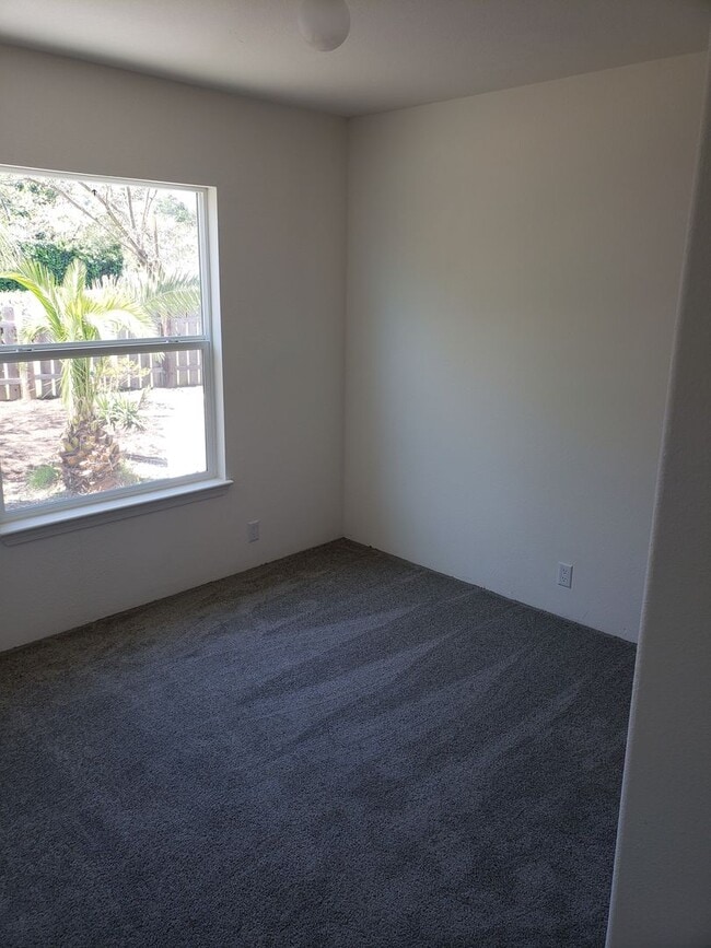 Building Photo - 24 X 60 MANUFACTURED HOME ON 1 1/3 ACRES