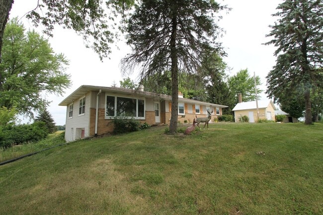 Building Photo - 4 bedroom farmhouse