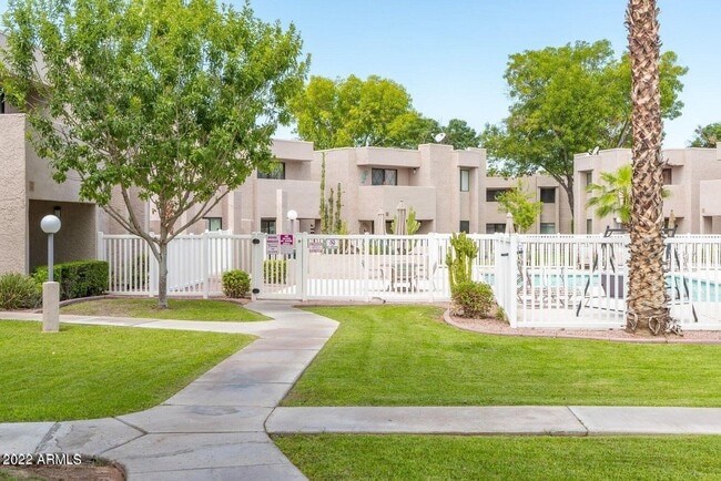 Building Photo - 1920 W Lindner Ave