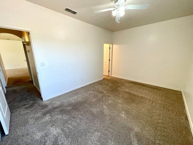 Building Photo - Great 3 Bedroom Duplex near the Kingman Hospital!