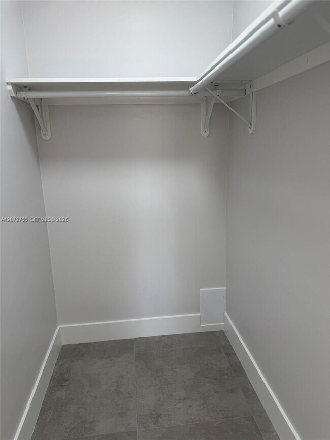 Building Photo - 1360 W 41st St