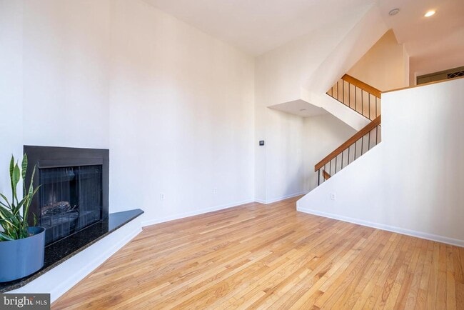 Building Photo - 129 Catharine St