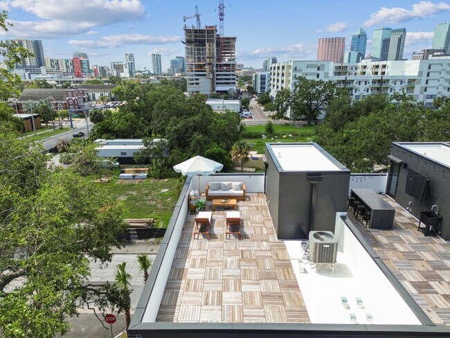 Building Photo - Canvas GWX