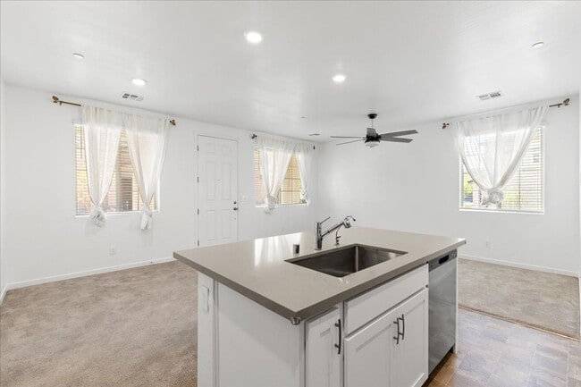 Building Photo - Fabulous Home!