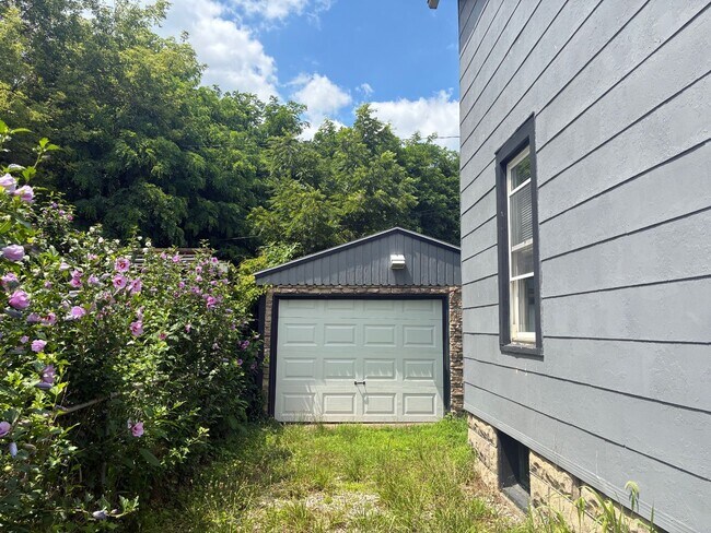 Building Photo - Charming 3-Bedroom Property in Prime Location