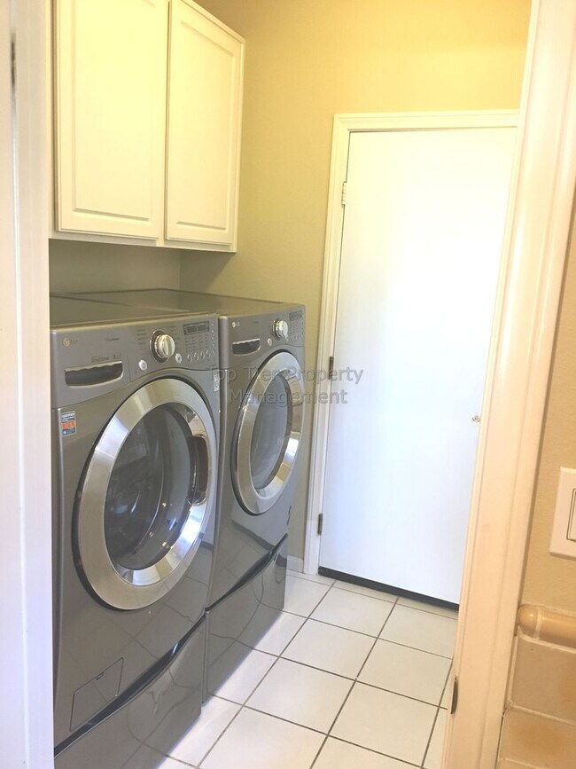 Building Photo - ***Beautiful 4 bed / 3 bath / 2,913 sqft H...