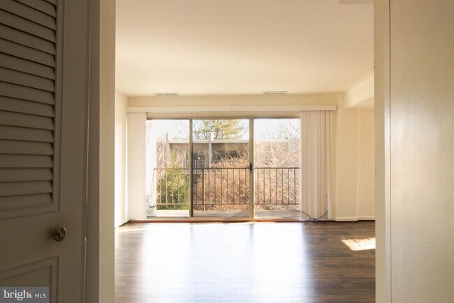 Building Photo - 37 Canterbury Square