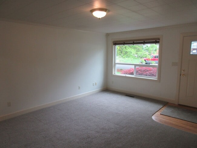 Building Photo - Three Bedroom Home in Keizer on corner lot