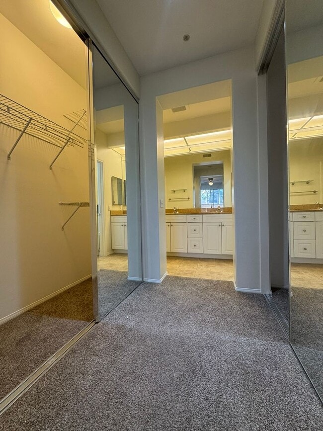 Building Photo - Spacious Tustin Condo with Private Patio