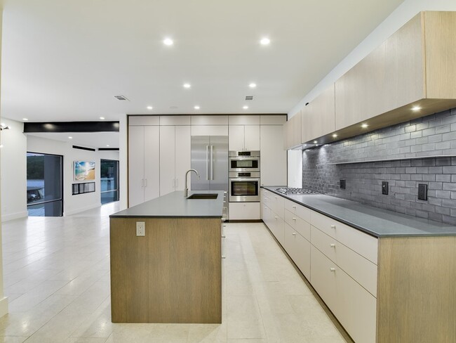 Building Photo - 1400 Scenic Dr