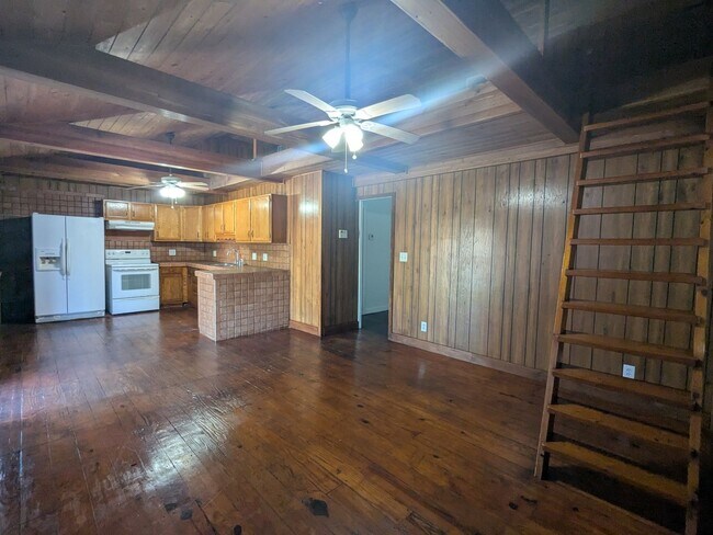 Building Photo - 2/1 Florida charm home in the heart of Palm Springs!