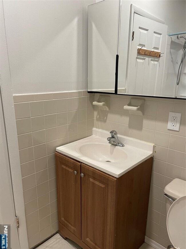 Building Photo - 101 Center St