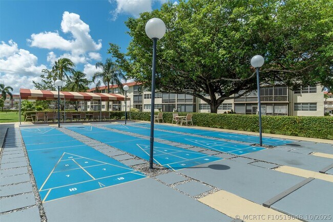 Building Photo - 411 S Hollybrook Dr