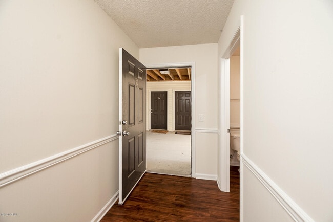 Building Photo - 2833 Holly Glen Dr