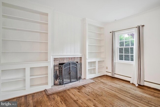 Building Photo - 8205 Robin Hood Ct