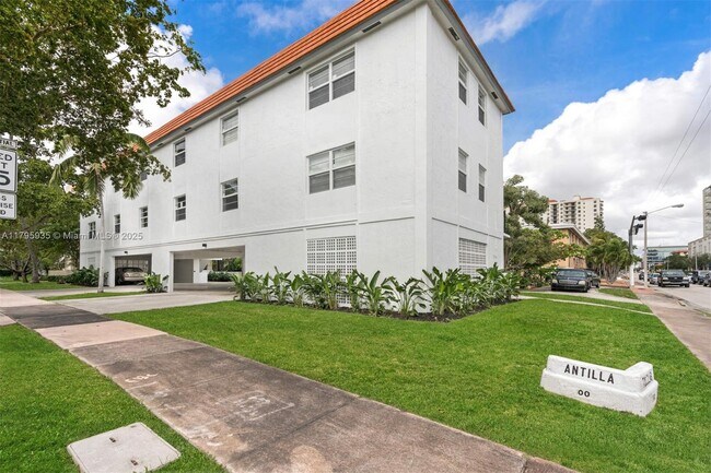 Building Photo - 1114 Douglas Rd