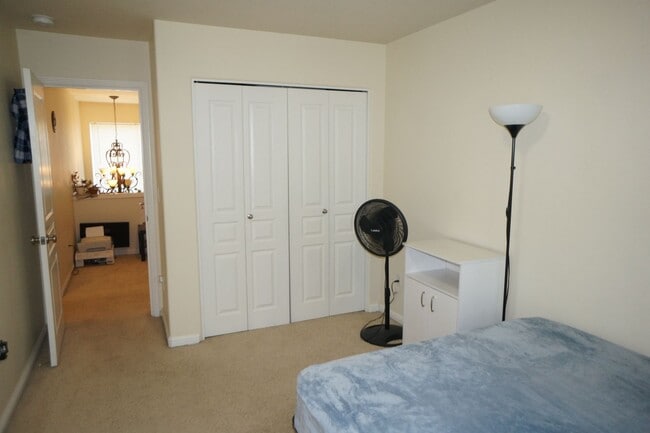 Building Photo - Beautiful Beaverton Townhouse